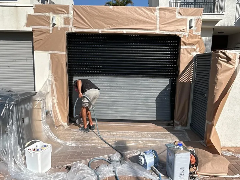 התזה על דלת מוסך