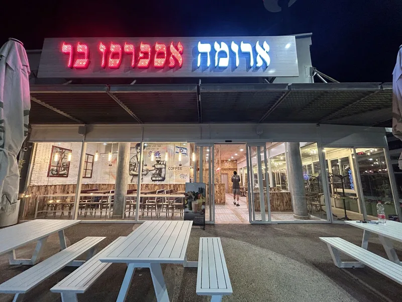 ויטרינת בית קפה מוארת בלילה